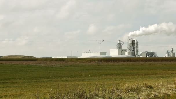 Fabriek rook stack en pijpen bladerdeeg in lucht — Stockvideo