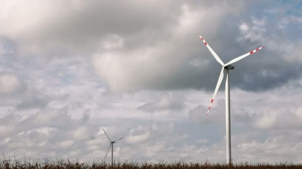 Geração de energia renovável de turbinas eólicas — Vídeo de Stock