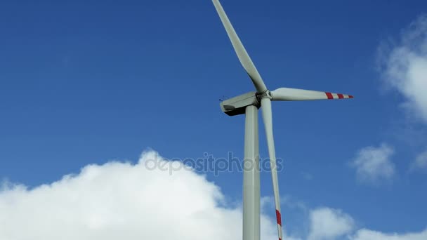 Geração de energia renovável de turbina eólica — Vídeo de Stock