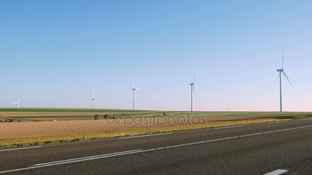 Rüzgar türbinleri yenilenebilir enerji üretimi — Stok video