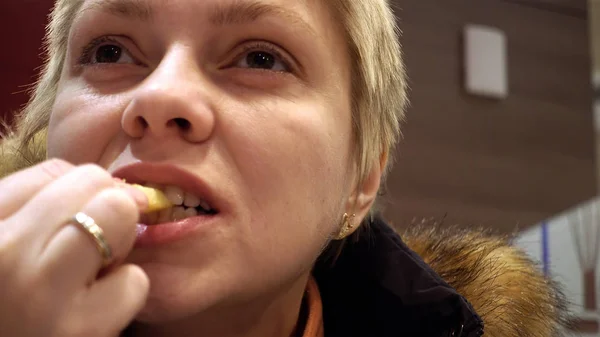 Kvinnan äter i fastfood restaurang — Stockfoto
