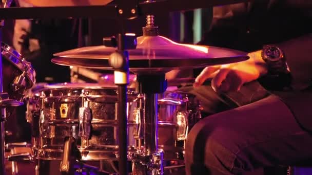 Drummer bespeelt drumstel en bekken — Stockvideo