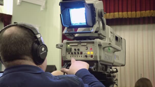Cameraman met een grote Tv uitzending camera — Stockvideo