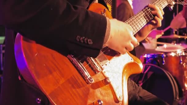 Sahne Alanı'nda gitar çalan — Stok video