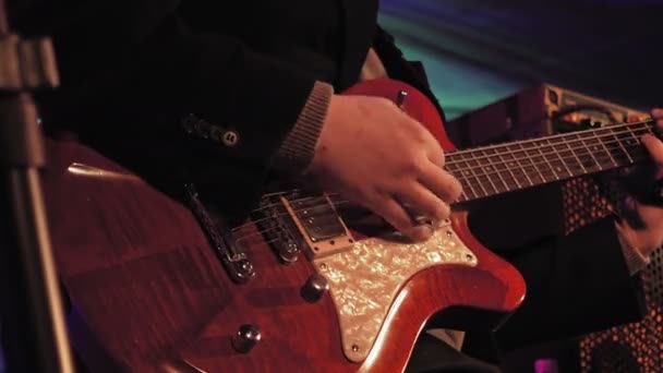 Guitarrista en el escenario — Vídeos de Stock