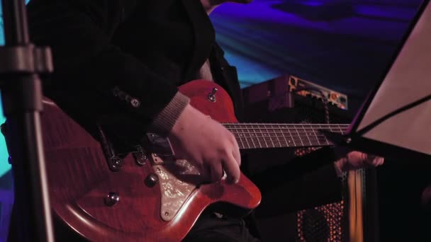 Гитарист на сцене — стоковое видео