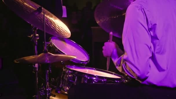 Trummisen spelar trumset och cymbal — Stockvideo