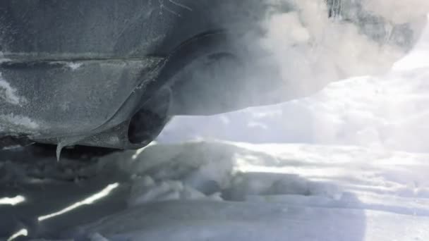 Auto pijp soezen uit rookgassen — Stockvideo