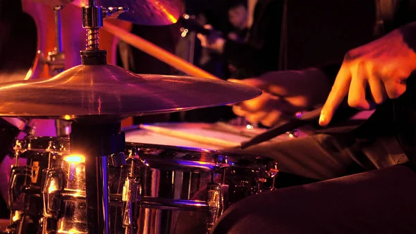 Барабанщик играет на барабанах и тарелках — стоковое фото