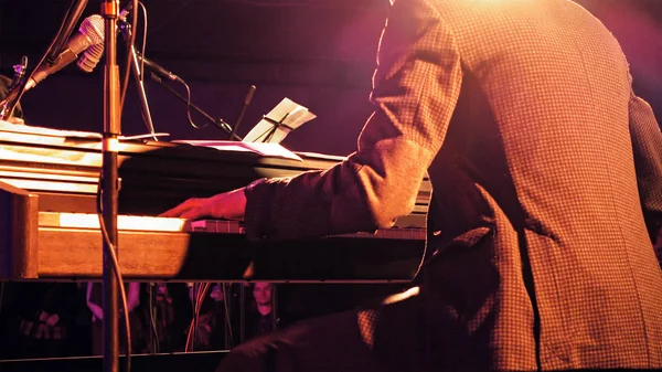 Pianista no palco — Fotografia de Stock