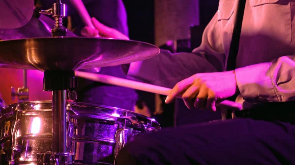 Drummer bermain di set drum dan simbal — Stok Foto