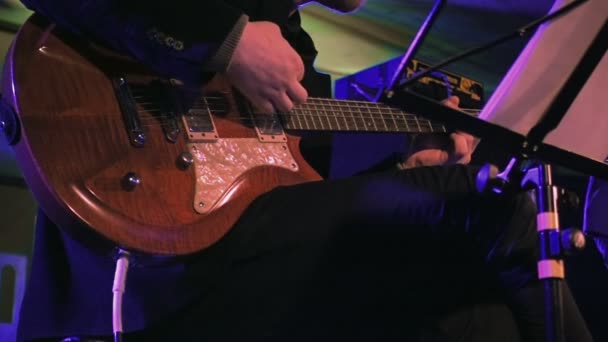 Guitarrista no palco câmera lenta — Vídeo de Stock