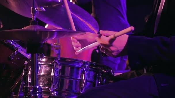 Batteur joue sur le jeu de tambour et cymbale au ralenti — Video