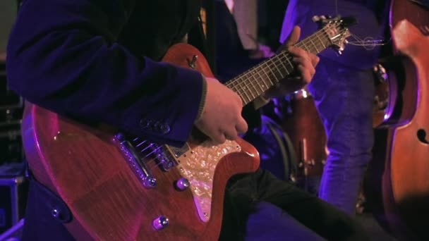 Guitarrista no palco câmera lenta — Vídeo de Stock