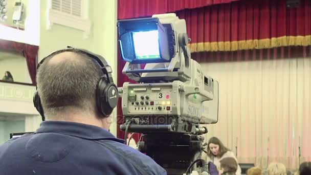 Cameraman con una grande telecamera di trasmissione TV — Video Stock