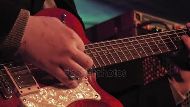 Guitarrista en el escenario — Vídeos de Stock