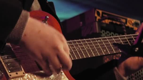 Guitarrista en el escenario — Vídeo de stock