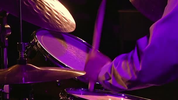 Drummer bespeelt drumstel en bekken — Stockvideo