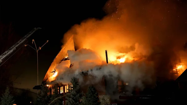 Casa em chamas. Inflagração infernal . — Fotografia de Stock