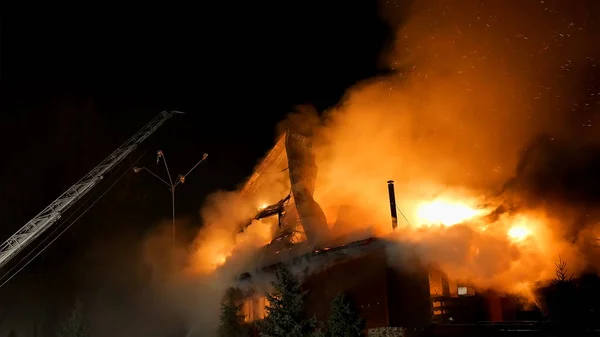 Casa em chamas. Inflagração infernal . — Fotografia de Stock