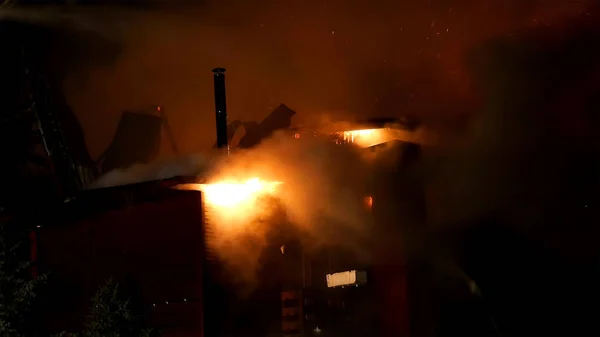 Casa em chamas. Inflagração infernal . — Fotografia de Stock