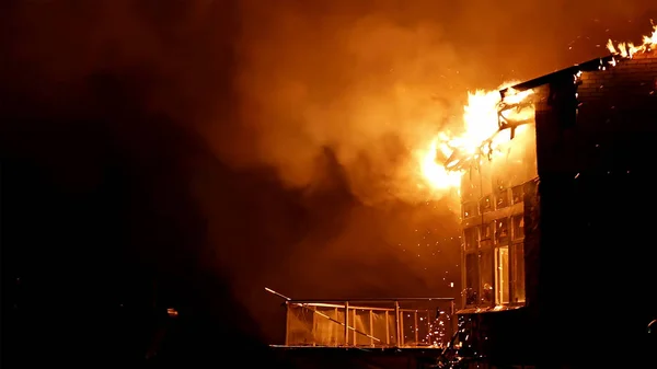 Casa em chamas. Inflagração infernal . — Fotografia de Stock