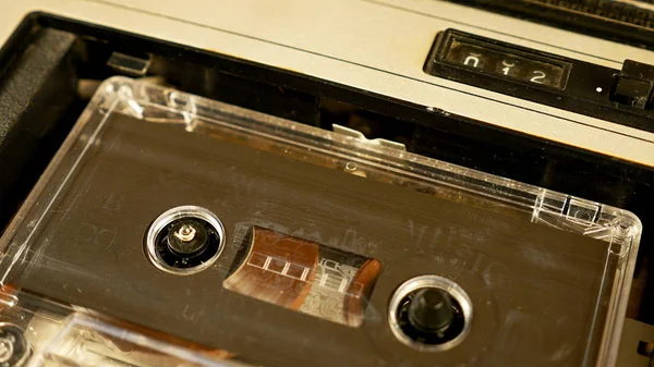 Стара ретро компактна касета старовинний аудіореєстратор — стокове фото