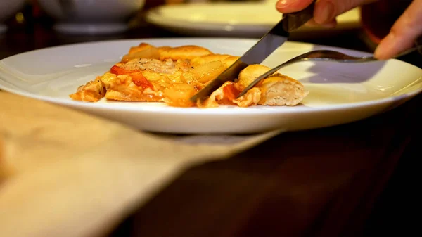Tagliare e mangiare pizza italiana con carne, pancetta — Foto Stock