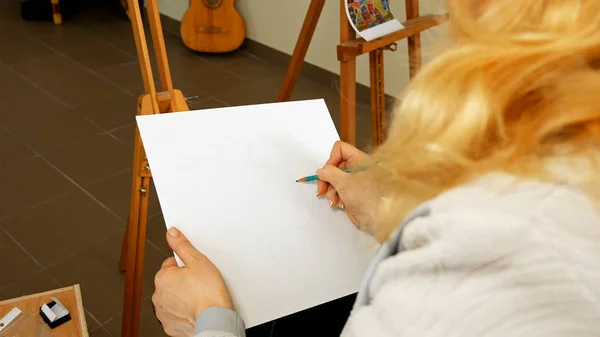 Female artist draws a pencil sketch in art studio — Stock Photo, Image