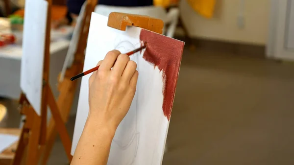 Żeński artysta maluje obraz grafika w studio sztuki — Zdjęcie stockowe