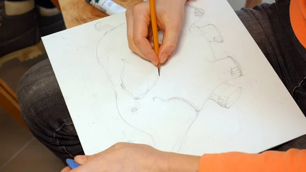 Artystka rysuje szkic ołówkiem w studio sztuki — Zdjęcie stockowe