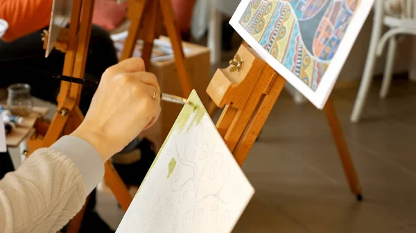 Female artist draws a pencil sketch in art studio — Stock Photo, Image