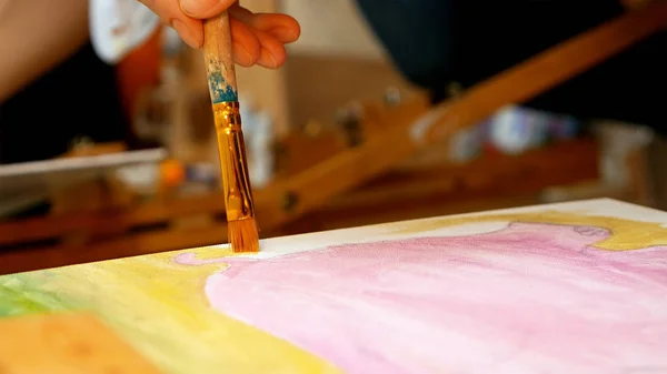 Artist paints picture artwork canvas in art studio — Stock Photo, Image