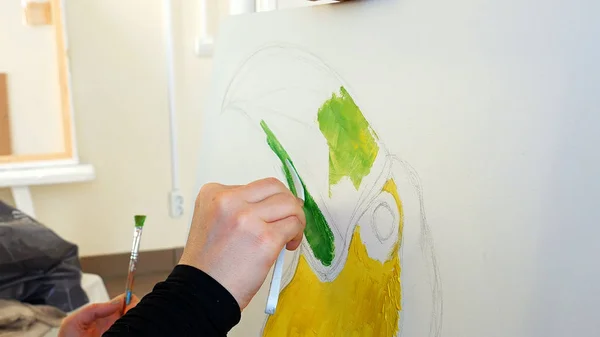 Artysta maluje obraz grafika płótnie w studio sztuki — Zdjęcie stockowe