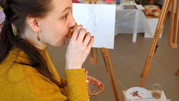 Artista gráfico fazendo uma pausa para lanche bebendo chá — Fotografia de Stock