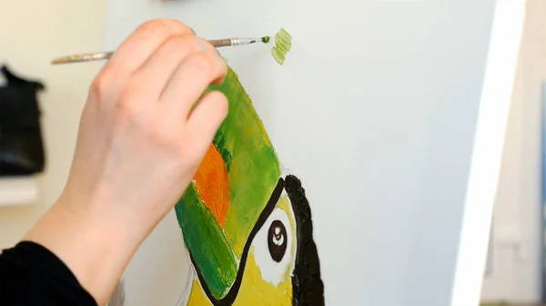 Artist paints picture artwork canvas in art studio — Stock Photo, Image