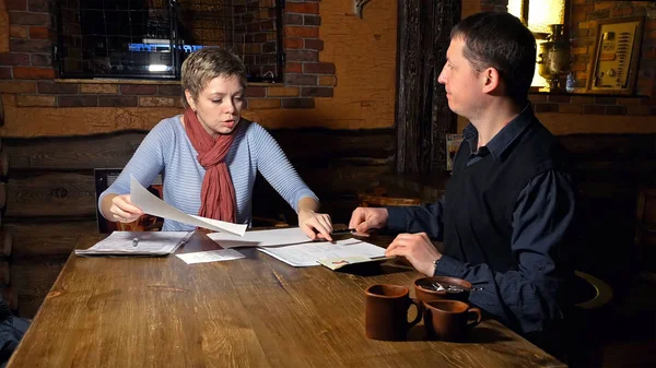 Мужчина и женщина заключили контракт в кафе — стоковое фото