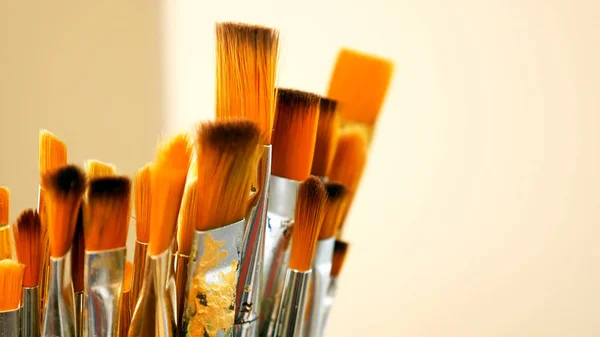 Boya fırçaları close-up ayarlayın. Art studio kavramı. — Stok fotoğraf