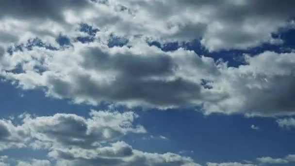 Zon schijnt door de wolken maken van zonnestralen — Stockvideo