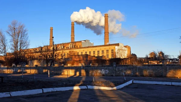 Factory plant smoke stack over blue sky background — Stock Photo, Image