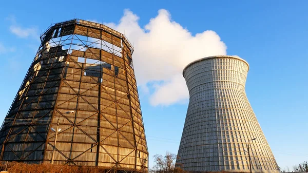 Water cooling tower stack smoke over blue sky — Stock Photo, Image