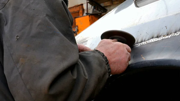 Garajda araba vücut üzerinde otomatik mekanik — Stok fotoğraf