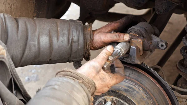 Araba tamircisi frenler üzerinde otomatik mekanik — Stok fotoğraf