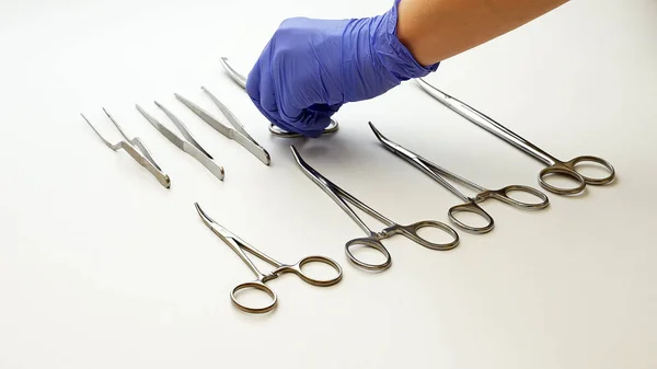 Cerrahi hemşire tıbbi ameliyat araçları masanın üzerine koyar. — Stok fotoğraf