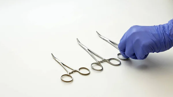 Enfermeira cirúrgica coloca ferramentas de cirurgia médica na mesa — Fotografia de Stock