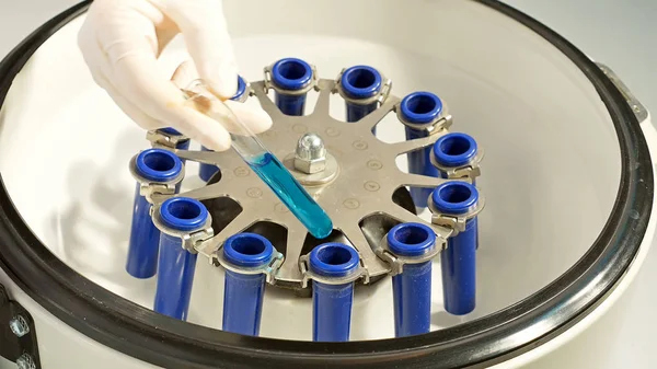 Автоматическая центрифуга медицинской крови в химической лаборатории — стоковое фото