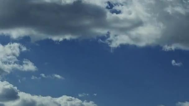 Sonne scheint durch die Wolken und macht Sonnenstrahlen — Stockvideo