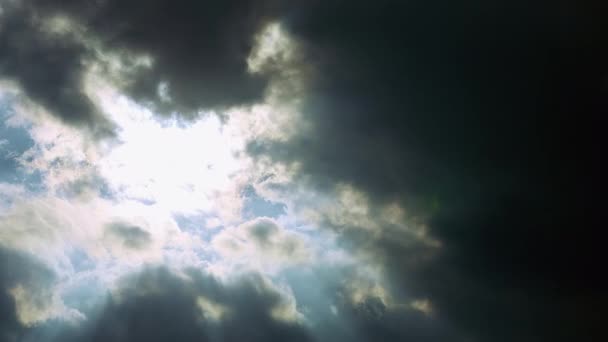 Шторм темные дождевые облака движутся над солнцем — стоковое видео