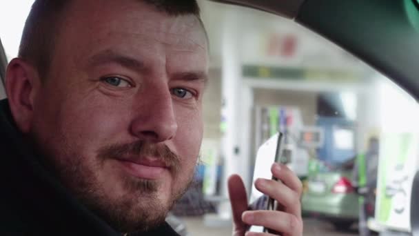 Hombre conductor en el coche habla por teléfono móvil — Vídeos de Stock