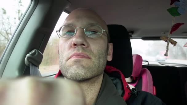 Человек водит автомобиль дорожное стекло зрения замедленной съемки — стоковое видео
